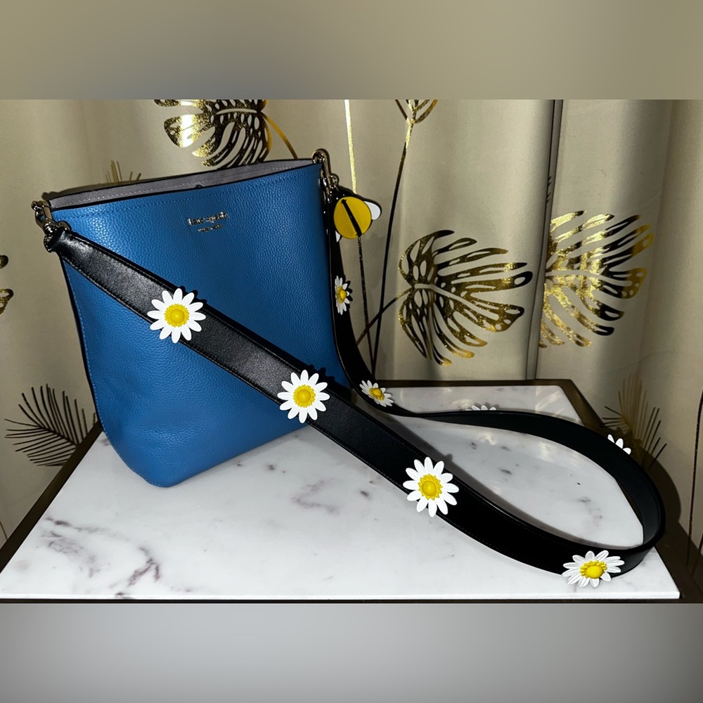 Kate Spade Blue Bucket Bag – Daisy Strap & Bumble Bee Keychain – Pristine Cond.